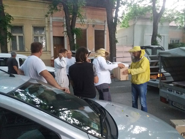 КАД СЕ РОЈИ СОЛИДАРНОСТ: Пчелари из целе Србије помажу колегама у Кикинди